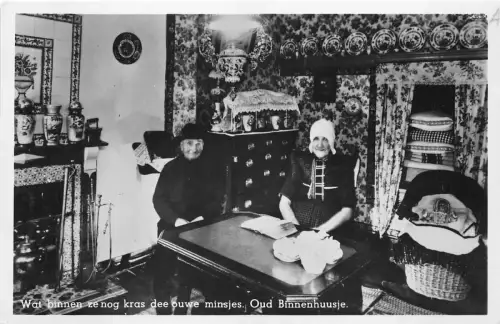 B94951 wat binnen ze nog oud binnenhuusje Echtfoto Niederlande