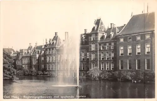 B94942 regeringsgebouwen met spuitende echtfoto den haag niederlande