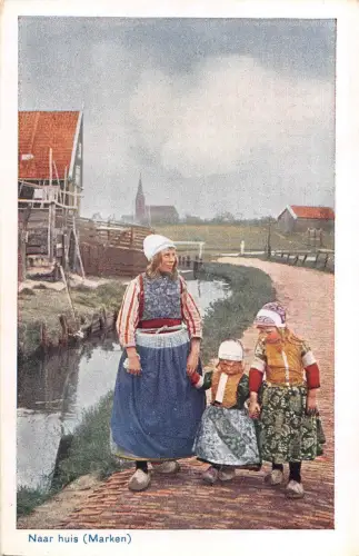 BR56125 Naar huis child enfant Marken Netherlands