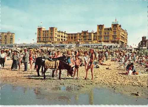 B109551 Niederlande Scheveningen Palace Hotel met Strandleven Beach Plage