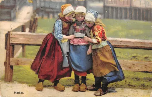 B107731 Niederlande Marken Mädchen in Trachten