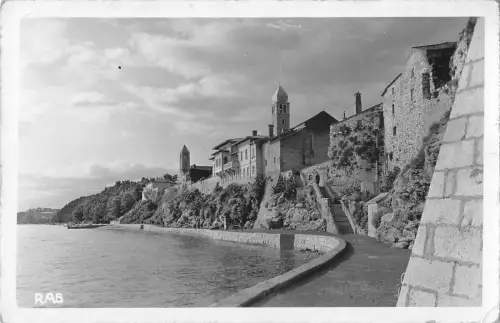 B106894 Kroatien Rab Promenade Kirche Gesamtansicht