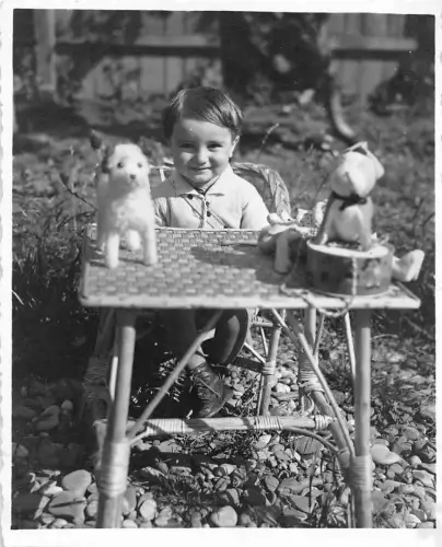 B26596 Kinderkind mit Spielzeug Echtfoto