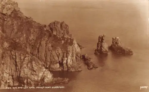 BR68959 Hund und Lyon Rock Moulin Huest Guernsey UK Richter 3128 Echtfoto