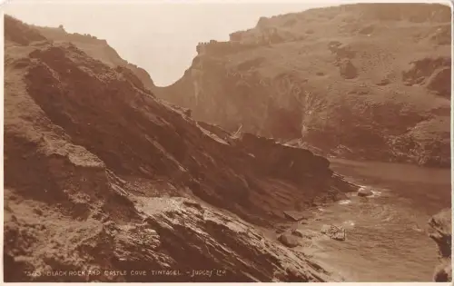 BR69186 Black Rock and Castle Cove Tintagel UK Richter 7583 Echtfoto