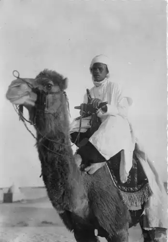 BR30073 jeune chameluer et son mehari chamell Sahara