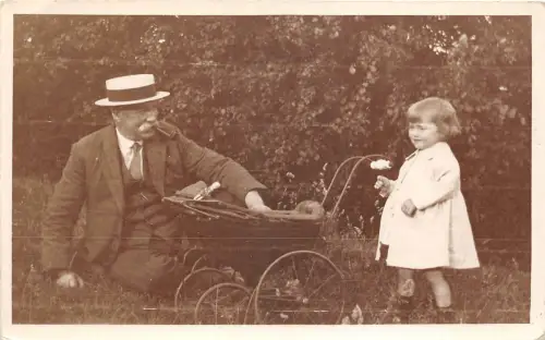 Lot173 Echtfoto Opa raucht Pfeife und ein Kind Sozialgeschichte Kinderwagen
