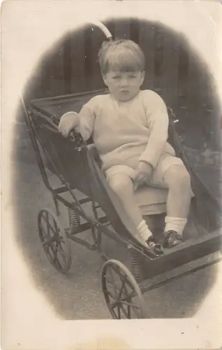 Lot173 Echtfoto Mädchen im Kinderwagen Kinder UK Sozialgeschichte