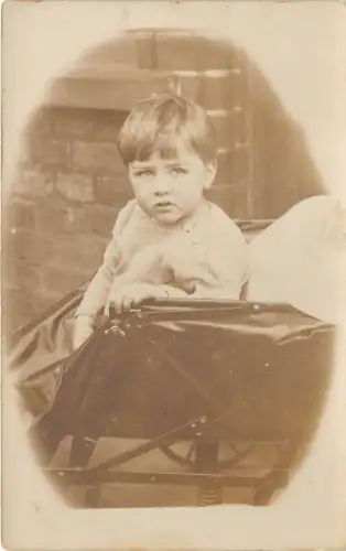 Lot173 Echtfoto Junge im Kinderwagen Kinder UK schöne Sozialgeschichte