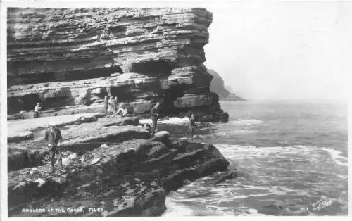 br109201 angler at the caves filey uk angeln fischer echtfoto