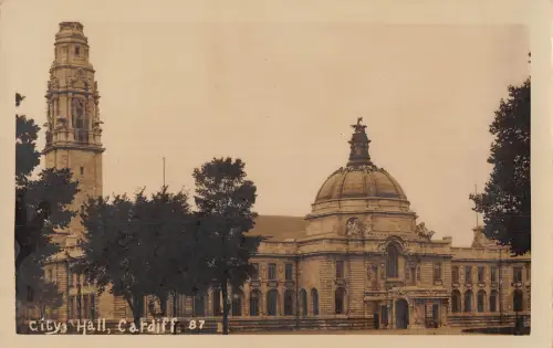uk14010 city hall cardiff wales echtfoto uk