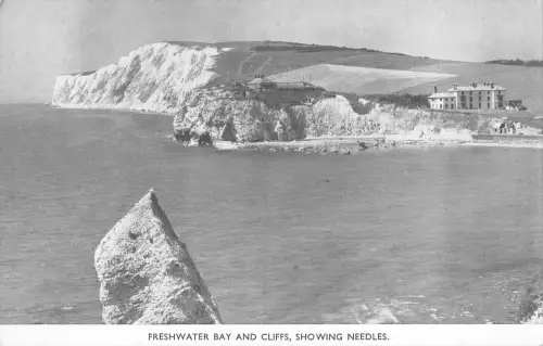 uk13394 Süßwasserbucht und Klippen Nadeln Isle of Wight Echtfoto UK