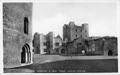 BR79984 Richter Unterkünfte und Bergfried Turm Ludlow Schloss Echtfoto UK