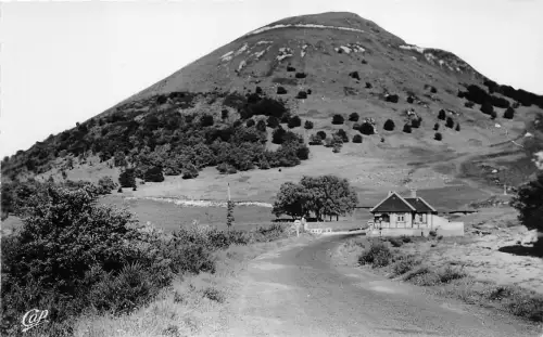 B55850 Le Puy de Dome vu du Peage Cliche Plazanet Frankreich