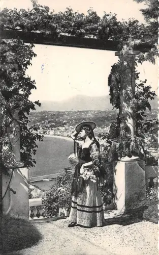 BR28126 Entre les pergoals Costumes du pays Folklore Nice france