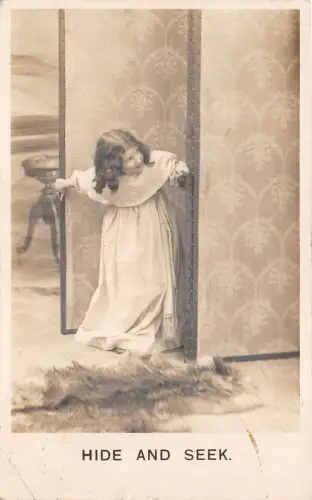 Lot349 Verstecken Mädchen spielen Postkarte UK