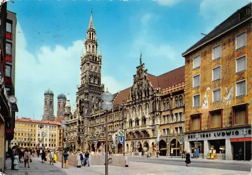 BT11189 München Rathaus und Frauenkirche Germany