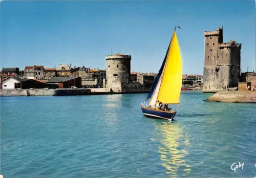 BR54729 Yacht a l entree duy Hafenschiff Batterien La Rochelle Frankreich