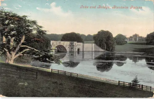 uk19910 bridge and lake blenheim palace uk