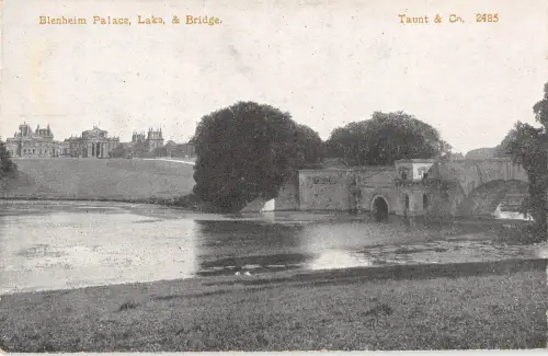 uk19913 lake and bridge blenheim palace uk