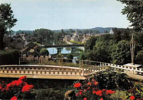BR54688 La Croix de la mission et le point du vue sur le chateau Nemours france