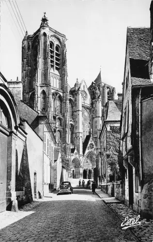 BF30220 bourges la cathedrale st etienne vue de laport france