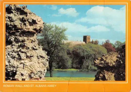 B97613 römische Mauer und St Albans Abtei UK