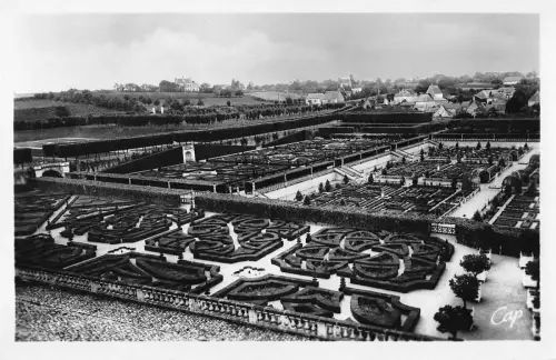 BR6894 Villandry vue generale des Jardins Renaissance et le village france