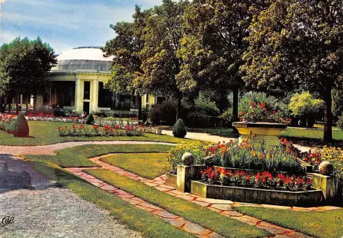BT8191 Vittel la grande source vue des jardins France