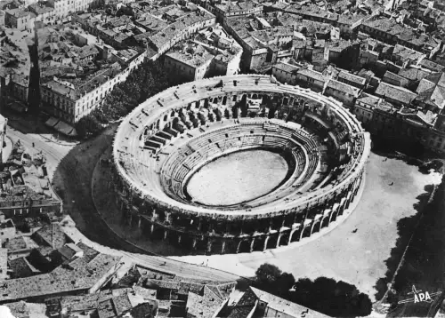 BT8198 Nimes vue aerienne des arenes romaines France