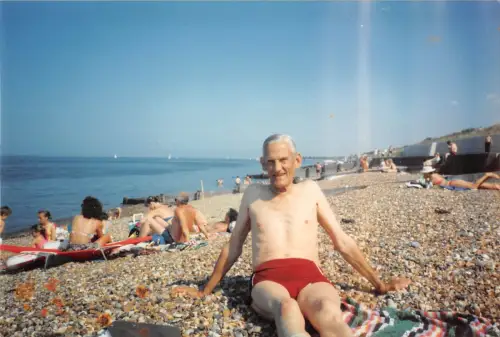 uk5995 faversham on the beach echtfoto