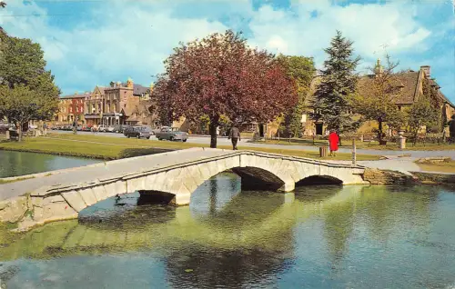 uk8690 river windrush bourton on the water uk