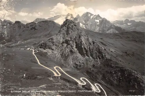 BR51535 Strada delle dolomiti al passo pordoi Italien