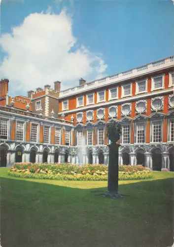 B102324 Hampton Court Palace Middlesex Fountain Court UK