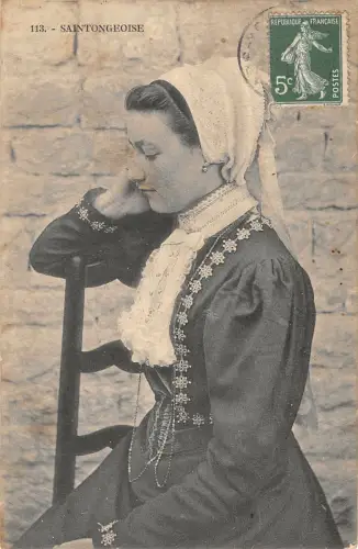 B106478 Frankreich Saintongeoise Frau auf Stuhl Trachtenarten Folklore