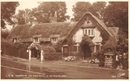 BR63179 das Krabbenhotel im alten Dorf Shanklin Isle of Wight UK