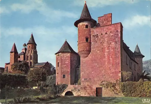 BT9776 Collonges la rouge tours de l eglise et chateau de vassignac Frankreich