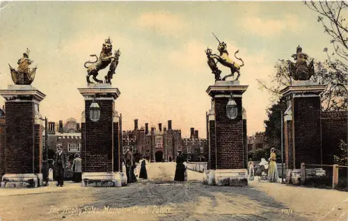 BR59139 the trophy gates hampton court palace uk