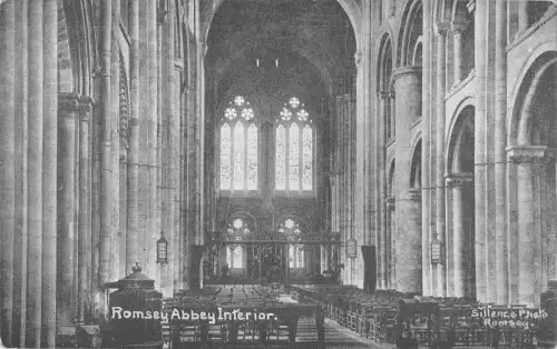 BR80414 in Romsey Abbey Echtfoto UK Interor