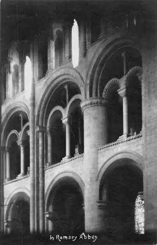 BR80413 in Romsey Abbey Echtfoto UK