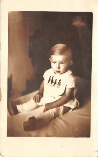 Lot268 Kinder Junge im Bett