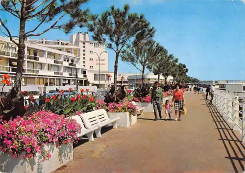 BT8034 Royan la promenade du port France