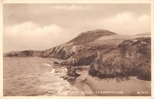 uk16688 beach and rocks langrannog wales echtfoto uk