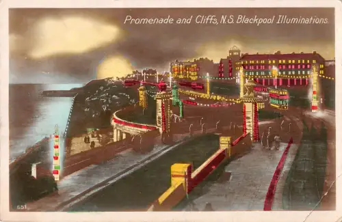 BR102100 bei Nacht Blackpool Promenade und Klippen NS UK