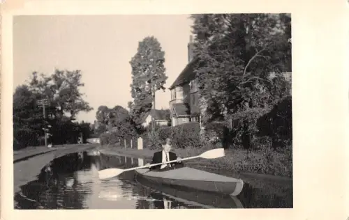 BR98504 Junge im Kanu UK Echtfoto Sozialgeschichte