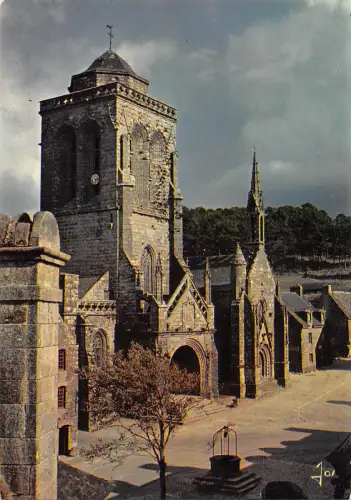 BT9847 Locronan l ensemble de lla place l eglise France