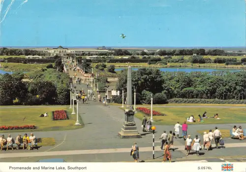 B102589 Promenade und Marine Lake Southport UK