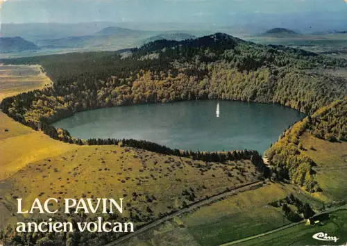 BT6686 Lac Pavin Besse en Chandesse vue aerienne France