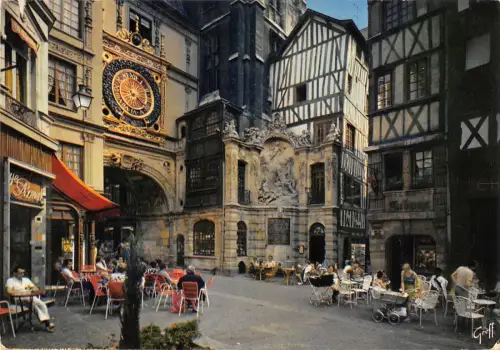 BT4087 Rouen au pied du beffroi et du gros horloge Frankreich