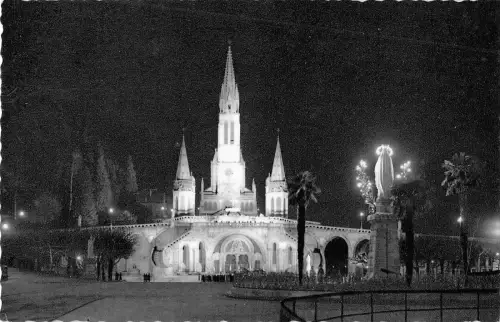 BR51915 Lourdes la basilique Frankreich